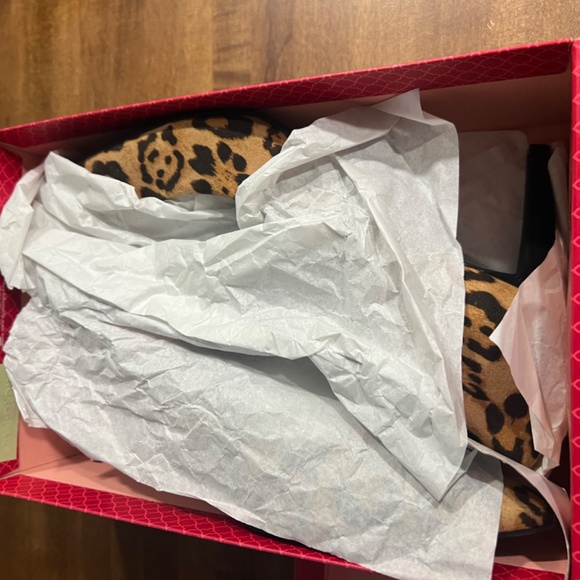 Kelly & Katie Misha Pump - Picture 4 of 5